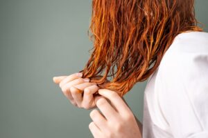 Como Cuidar da Hidratação dos Cabelos com Cosméticos Naturais e Multifuncionais