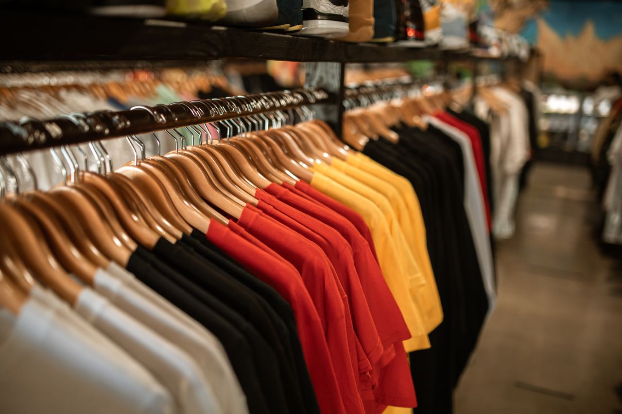 Como combinar roupas básicas e criar looks elegantes